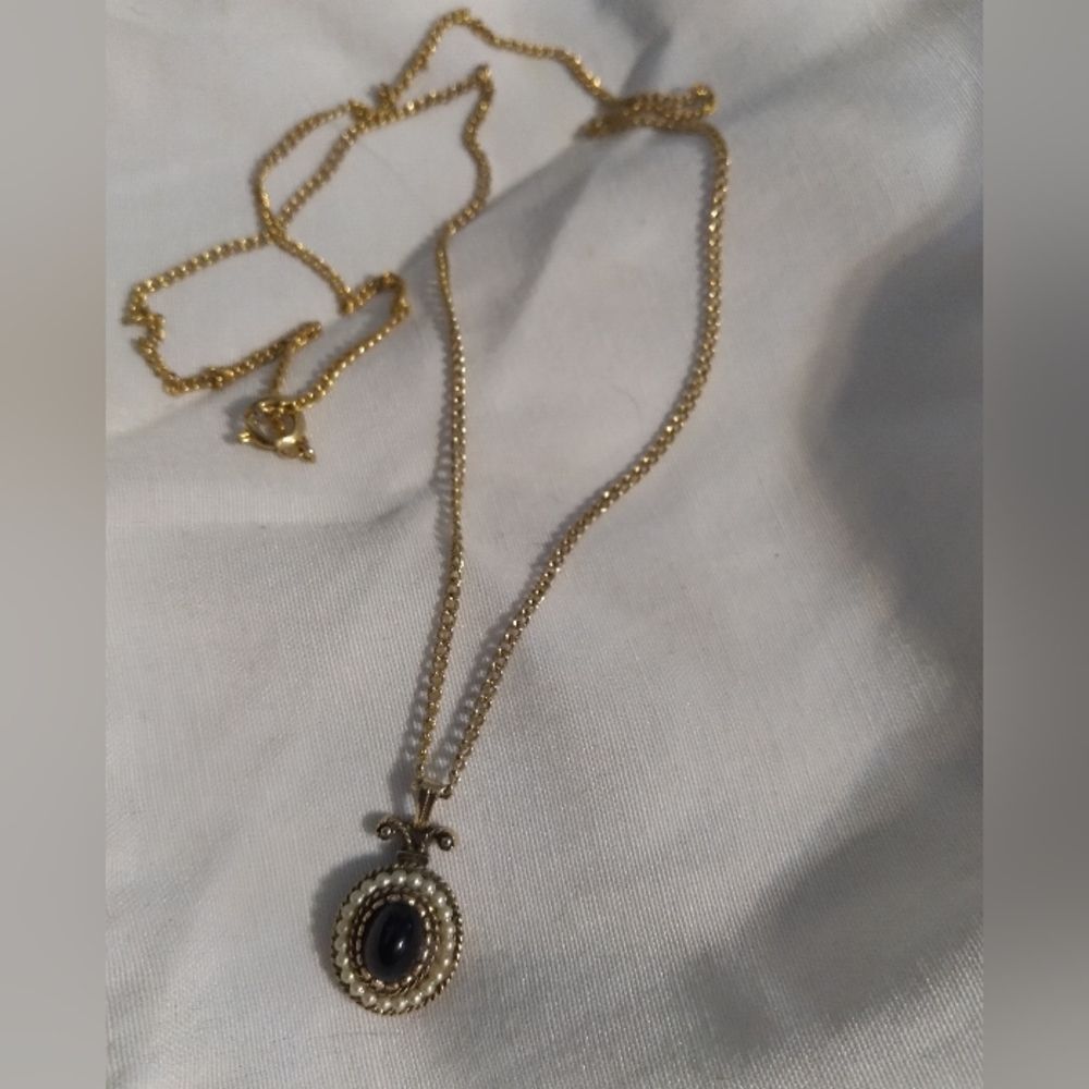 Vintage Avon pendant necklace